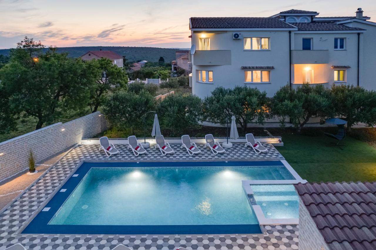 Apartman Strmota S Bazenom Sveti Filip i Jakov Exterior foto