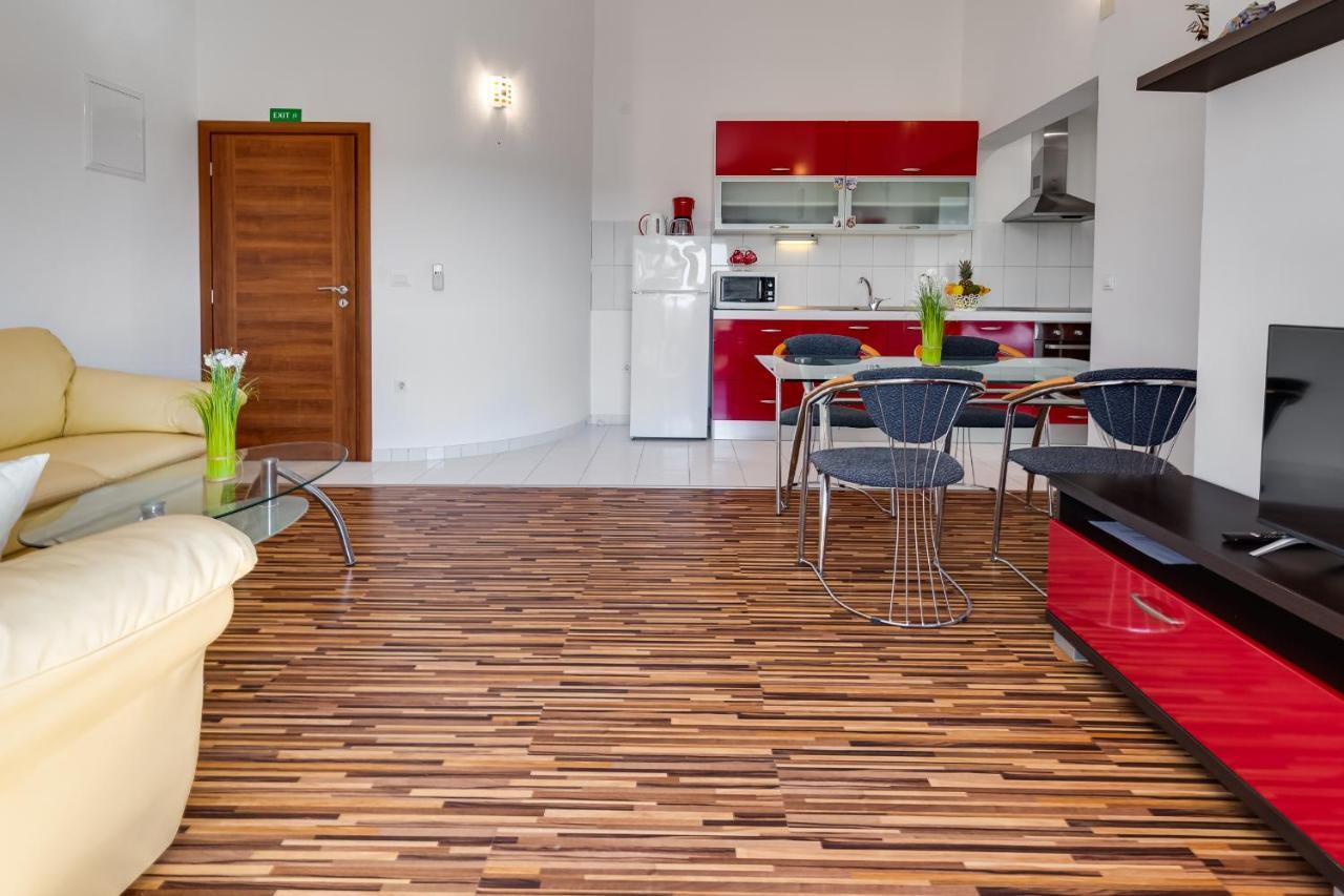 Apartman Strmota S Bazenom Sveti Filip i Jakov Exterior foto