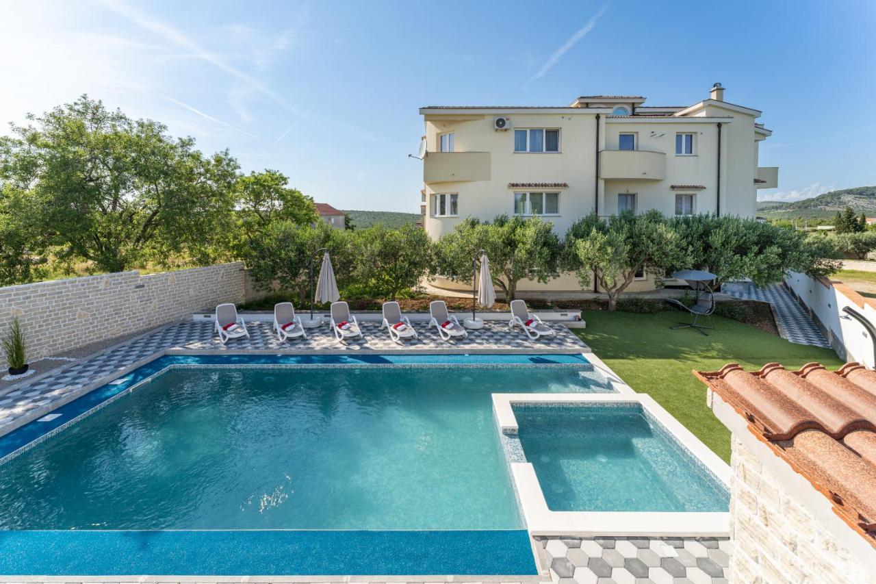 Apartman Strmota S Bazenom Sveti Filip i Jakov Exterior foto