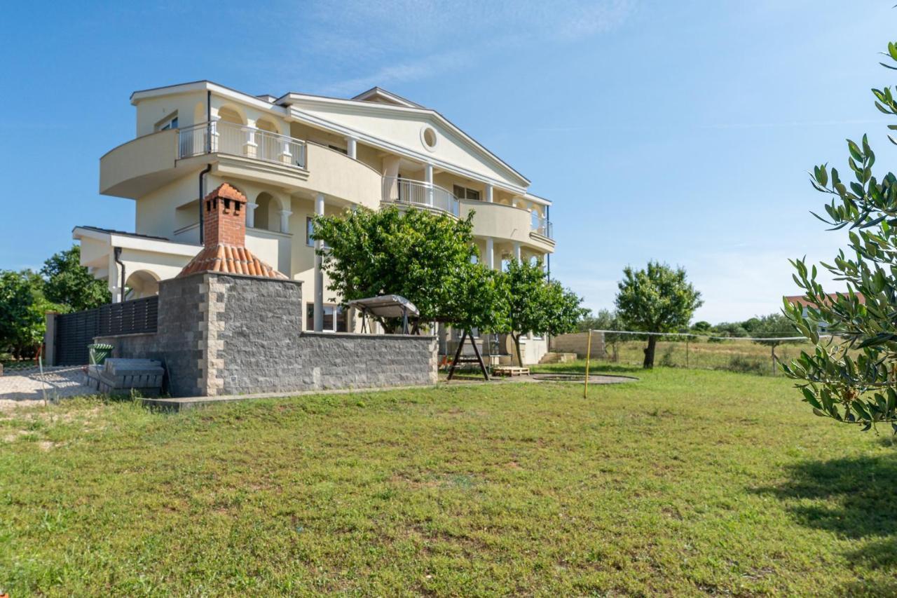 Apartman Strmota S Bazenom Sveti Filip i Jakov Exterior foto