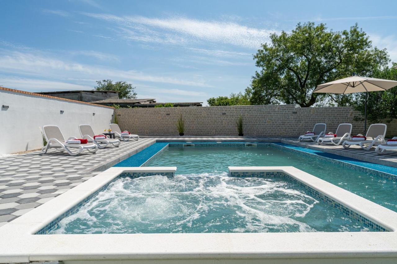 Apartman Strmota S Bazenom Sveti Filip i Jakov Exterior foto